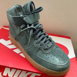 Nike Air Force 1 Hi SE in dark green